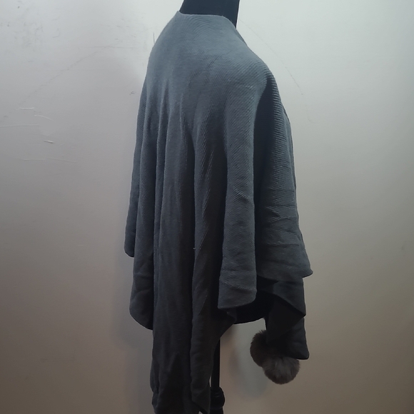 Gray Shawl with Faux Fur Trim - Picture 4 of 6